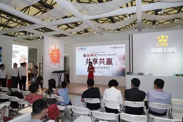

  知名乐队现场演绎上海风情金曲，为新中式新品点缀