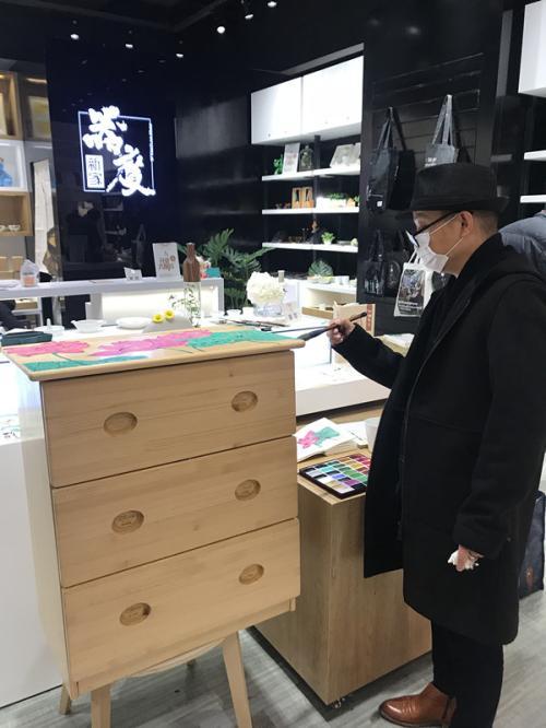 艺术家李知弥现场作画