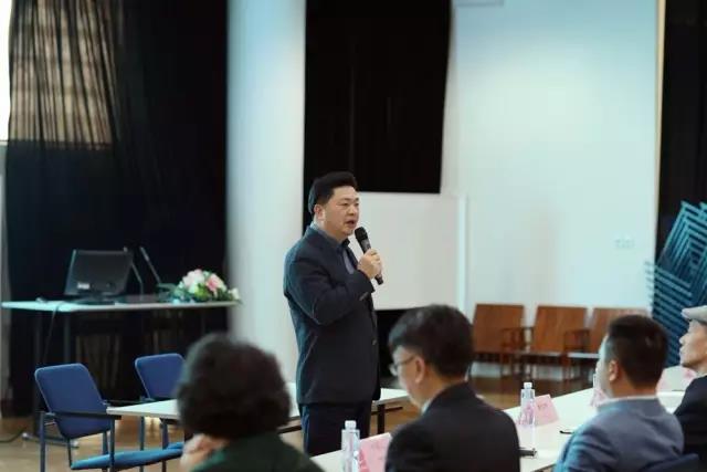 深圳市家具行业协会会长、深圳市左右家私有限公司董事长黄华坤致辞