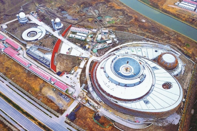 上海天文馆（上海科技馆分馆）预计今年下半年建筑安装工程竣工，2020年底展示工程基本完成，3年内具备开放条件。◆航拍建设中的上海天文馆。