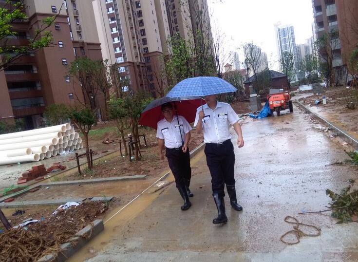 武汉各方众志成城迎战洪灾 房地产开发商在干