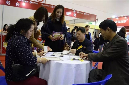 业主与抢工长开心谈单中