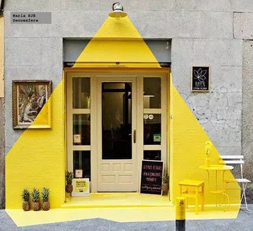  金字塔式的黄色涂鸦，感觉像一束灯照亮了店门，绝对是吸睛的焦点！