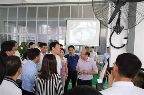  随后领导代表团一行参观了东鹏洁具江西丰城生产基地研发中心。