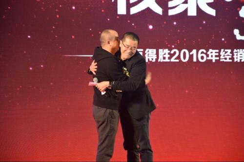 汝继勇首次以第一股东出席百得胜衣柜经销商大会，与张健拥抱