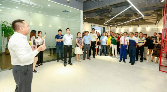 材易采COO 文晖先生为一众贵宾演示讲解