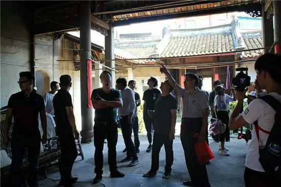 听当地老人讲解老民宿现状