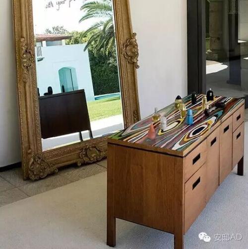 这可不是随意摆放的家具,而是艺术家Keith Tyson的装置艺术品。周先生将它们摆放在户外,镜子倒映出泳池和客房,艺术与生活融为一体。 这可不是随意摆放的家具,而是艺术家Keith Tyson的装置艺术品。周先生将它们摆放在户外,镜子倒映出泳池和客房,艺术与生活融为一体。