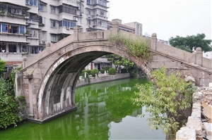 2010年8月29日拍摄的南塘河,水面像是有层绿漆