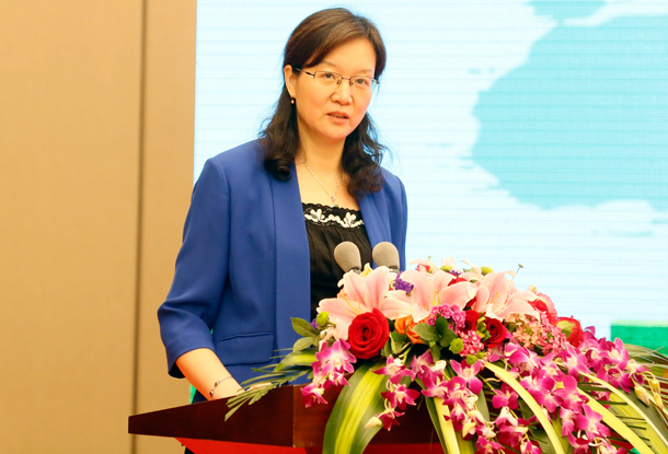 中国房地产业协会人居环境委员会秘书长朱彩清主持会议