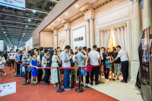 中国建博会（广州）风鸟展位外观众排队