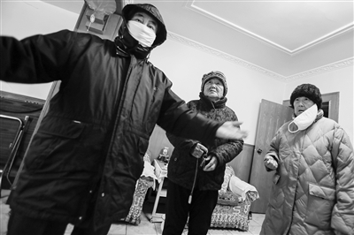“家里实在太冷了，不穿厚点根本待不住。”