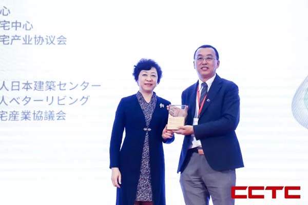 ▲孙英代表大会主办方向刘东卫授予演讲纪念