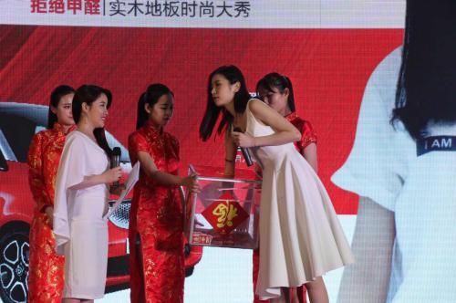 袁馨怡抽取最终大奖入围者