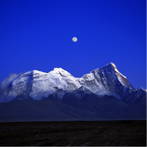 3-4图(3)  月夜下的西玛拉雅少女峰，神圣庄严。
