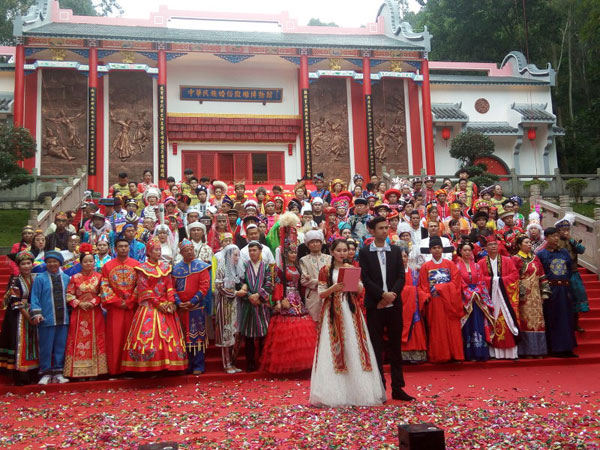 50个民族、70对情侣在中国婚庆第一镇办婚礼