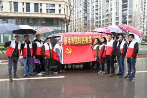 嘉禾党委工作人员为农民工免费派送羽绒服