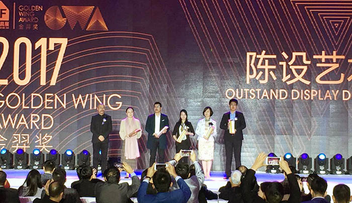  中央美术学院城市设计学院家居产品设计系主任高杨老师为获奖者颁奖。