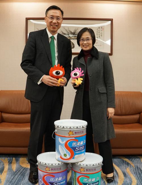 紫荆花涂料集团联席总裁冯秉光先生与邱静雯女士接受新浪家居的采访