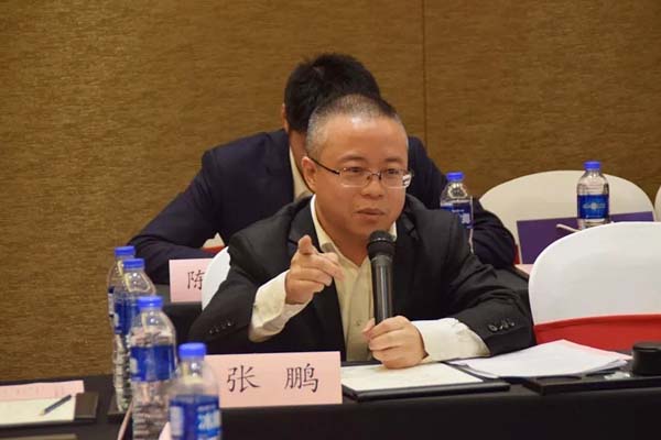 中国房协人居环境委员会主任委员张鹏致辞并主持座谈交流