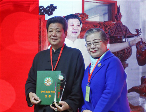 中国电视评论委员会常务副会长崔进（右）胡生月（左）颁授“中华木作大师”荣誉
