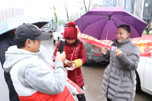 嘉禾公益车小区赠衣暖心一线工友