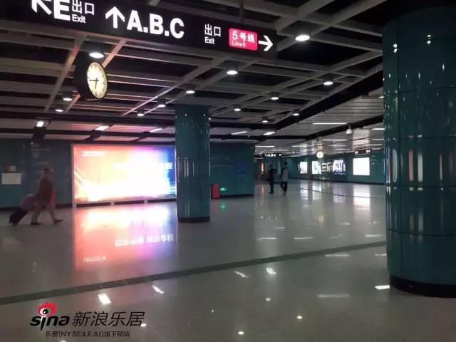 广州地铁3号线的珠光新城站让人吃惊,人山人海呢?