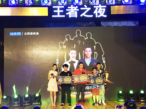 于毅为前三名获奖者颁奖