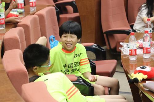 看到精彩瞬间，小球迷们异常兴奋。