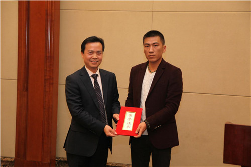 广东省门业协会锁具五金专委会会长陈鸿填先生任命首任秘书长邱先生 广东省门业协会锁具五金专委会会长陈鸿填先生任命首任秘书长邱先生