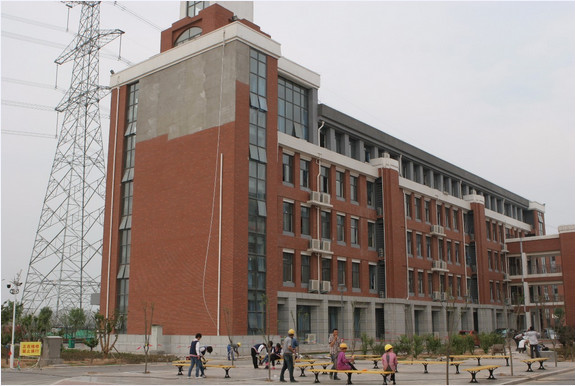 濮阳市一高新校区楼房外表脱落预计明日可修复