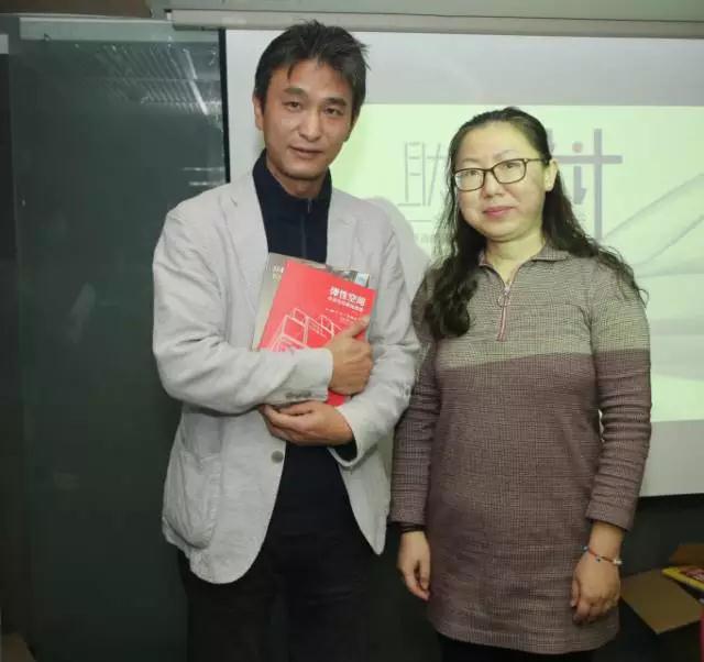 化学工业出版社徐娟女士为高迪设计公司代表
苏佳先生赠送一箱设计图书