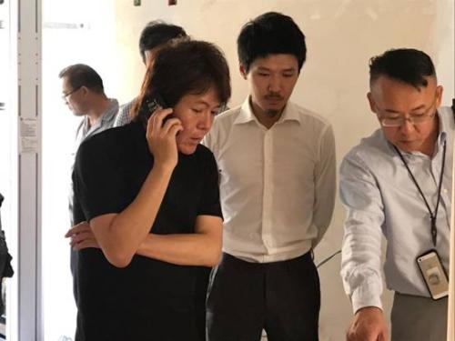 本间贵史与天格工作人员就施工方案在现场进行紧急商讨