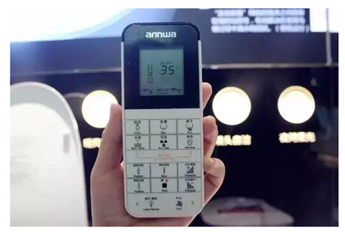 智能遥控器  这款aB13017-1智能坐便器还可通过遥控器进行更多功能的操控，如移动清洗、座圈加温、风温调节、水温调节、自动冲水、喷头自洁、夜灯照明等。这些功能以文字+简易图标的形式呈现，造型科技感十足，操作起来又十分简洁明了。   
