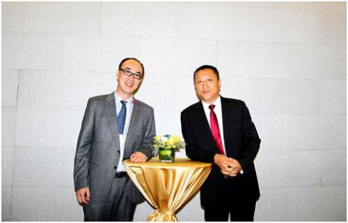 东方雨虹防水集团总裁刘斌（右）与万科集团建筑研究与工程采购中心助理总经理都军（左）合影 