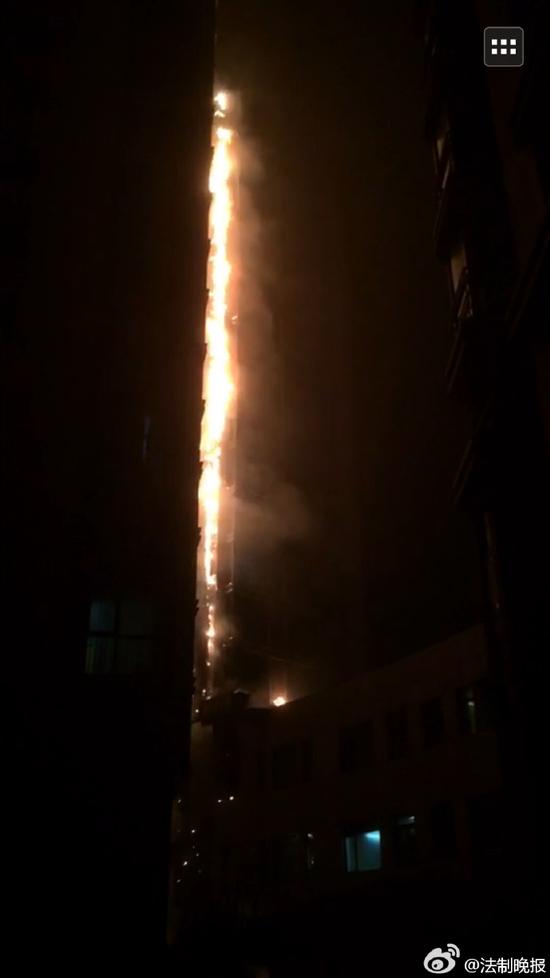 通州一栋住宅楼起火引燃近10层 约百人疏散