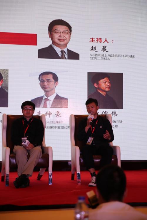 申俊伟先生和嘉宾一起讨论商业与低碳环保在购物中心设计时需要考虑的因素和可持续发展的可能