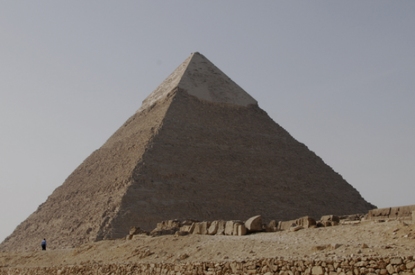 3-4图(5)  埃及金字塔，力量与神圣的象征。