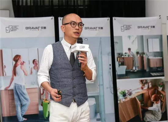 深圳家具协会住宅精装研究院院长 关永康给在座嘉宾讲解住宅精装产业化下的趋势