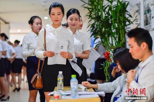 资料图:正在参加校园招聘的大学生。中新社记者 骆云飞 摄