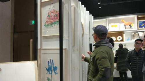 消费者现场挑选艺术作品