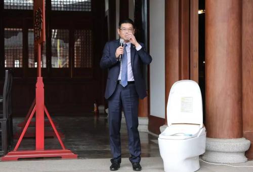 九牧厨卫董事长林孝发现场饮用九牧智能马桶水