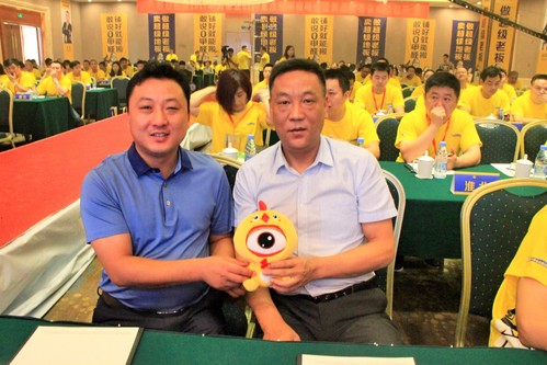 中国建筑装饰材料协会弹性地板分会秘书长马金、肯帝亚集团副总裁郦书二与小浪合影