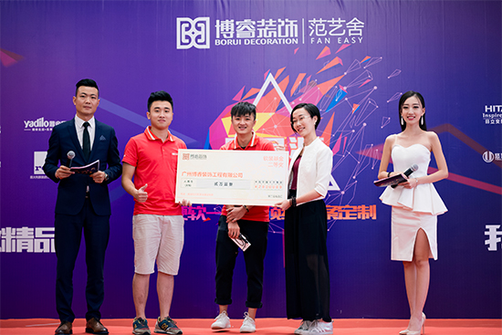  ▲范艺舍艺术总监 宗琳  颁发软装基金二等奖