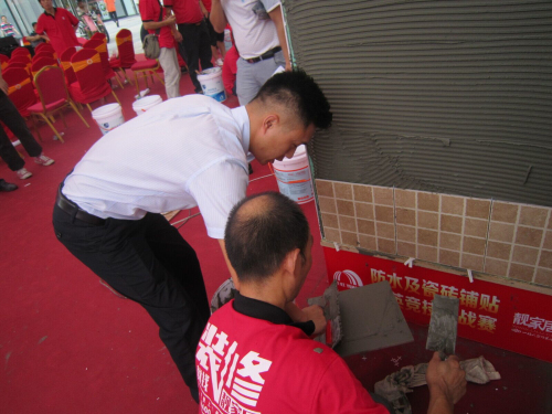 

应用技术工程师周王喜为参赛选手做示范