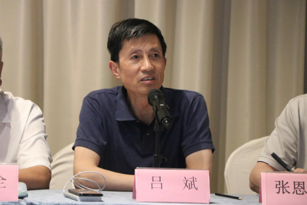 中国林产工业协会地板专业委员会理事长吕斌致辞