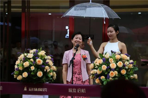 广东新明珠陶瓷集团副总裁、集团营销管理中心总经理彭新峰致辞  冠珠陶瓷在西安已经扎根20年，陕西盛世美居建材有限公司也是新明珠陶瓷集团优秀的合作伙伴之一，风尚馆把高端时尚生活场景与展厅销售空间相融合，致力为消费者提供舒适、高品质的购物体验。