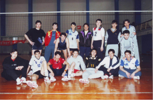 十八年前王晨在上海排球队的照片。能找到他在哪么？