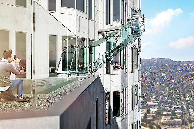 洛杉矶高楼建天空滑梯 全透明玻璃造距地面3