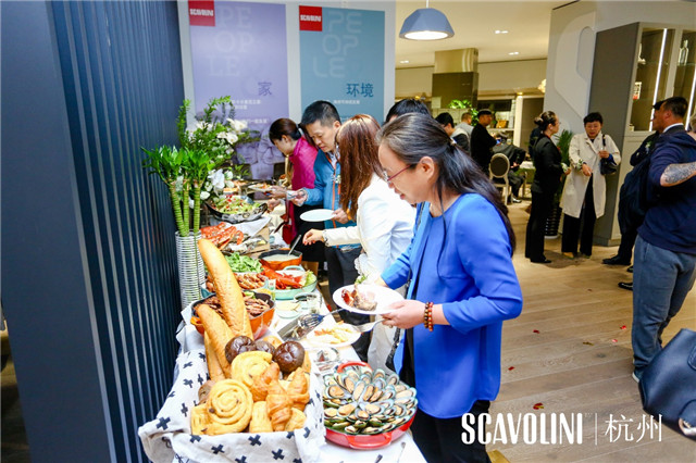 宾客们展厅内用餐